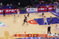 望无大碍！朱松玮突破重摔在地 被队友搀扶离场