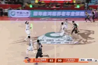 离谱失误！栾利程突破到篮下被封堵回传威尔逊 后者未过半场