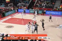 脚下拌蒜！焦泊乔追防倒地崴脚 被队友搀扶下场