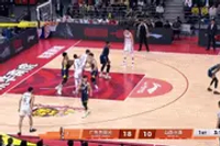 积极性拉满！焦泊乔奋力补防 起飞钉板帽翻于米提