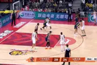 动作不小！王少杰被过掉后拉拽奈特 也是普通犯规