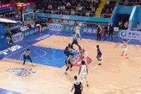 攻防碾压！贾尔斯撤步三分被法尔封盖 回过头法尔直接扣贾尔斯