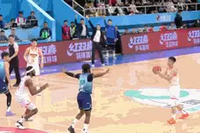 打得和库里似的！庞峥麟连中两记三分球打停宁波