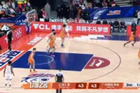 追分太快了！洛夫顿篮下强碾得分追平 上海首节最多落后15分