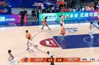 这还是自家筐吗？张镇麟反抢空篮不中 李弘权补篮又被帽
