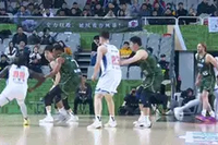 根本停不下来！哈里斯撤步压哨三分轰进 半场结束前三分三连击