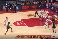 这也太强了！深圳外援史密斯空切对抗 滞空超级拉杆上篮命中！