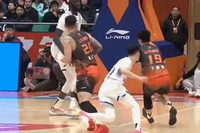 这场不铁了！高诗岩自信心爆棚连中3记三分 为山东止血！