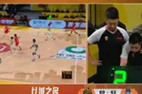 动作有点大！孙铭徽拉拽孙桐林被吹违体犯规 山东趁势打出7-0