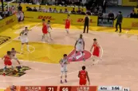 球进灯亮！孙铭徽侧翼迎着防守强投 高难度三分压哨命中