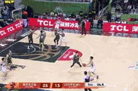 高压防守！于枭永压哨三分直接被郭昊文帽下倒地 后者还给抱起来