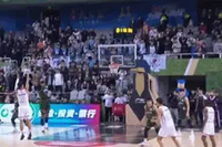 最后时刻受伤！所罗门防守贺希宁三分时落地崴脚 单脚跳回替补席