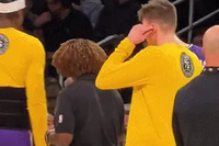 很沮丧！东契奇左腿筋不适回更衣室时 怒踢场边广告牌