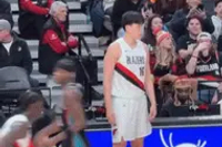 他来了他来了！杨瀚森场边热身准备上场 斯普利特指导一手