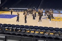 竞相模仿！网友晒湖人主场啦啦队复刻詹姆斯领衔的赛前抛球仪式