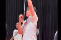 备战新秀赛！杨瀚森热身训练开启暴扣模式 根本停不下来！