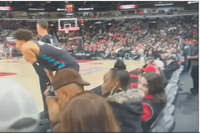 危险预警💀！场边的美女球迷用手机偷拍坎宁安的臀部