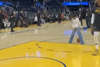 小试牛刀！詹姆斯女儿Zhuri背对篮筐打板投篮命中 兴奋起跳庆祝