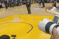 满满都是爱️詹姆斯接11岁的小女儿Zhuri传球双手空接热身