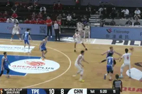 很积极！胡金秋强攻未果 李弘权飞身补篮点进篮筐