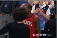 他真爱篮球！杜兰特赛后声情并茂指导凯肖恩·乔治 后者频频点头