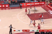 降维打击！刘禹彤替补登场后内线碾压连拿6分 率领女篮迫近比分
