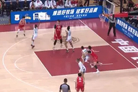 她高啊！张子宇内线得球高举高打 无视两人包夹二楼将球放进