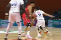 高塔对决！威金顿空接喂饼 徐昕举火烧天双手隔扣法尔