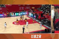 不必要的动作！贾尔斯篮板球后直接推倒赵柏清被吹违体犯规
