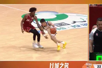 这下亏大了！兰道夫扑防林秉圣撞到肋部痛苦倒地 裁判给进攻犯规