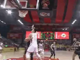 在这摔跤呢！刘传兴和曾繁日抢篮板时出现纠缠 裁判吹罚双方犯规