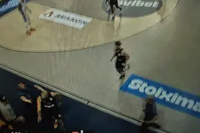 富尼耶遭场边球迷挑衅情绪爆发 屡次冲向后者发泄！双双被驱逐！