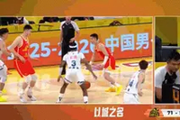 痛得打滚！鲁吐布拉抢球反向用力硬掰胡金秋手臂 致后者受伤下场