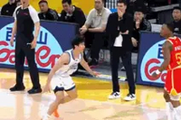 行云流水！雷琼·塔克传跑 底线接球蓄力起飞双手炸筐