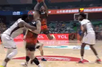 纠缠不清！陶汉林与约翰逊卡位抱摔&前者倒地 裁判无吹罚