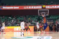 铆足了劲！达卡里·约翰逊欲隔扣克里斯用力过猛砸飞