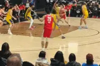 有点勉强吧！杨瀚森积极要位被吹进攻犯规 教练激动与裁判交涉