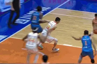 望无碍！吴羽佳先是和队友相撞 然后被卡迪姆·赛坐到头上受伤