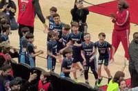 就你皮猛龙球迷日活动 一小球迷给斯科蒂·巴恩斯来了一巴掌