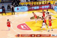 火药味！栾利程与塔克争抢篮板推搡冲突 双方犯规无追加