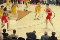 加时赛！杨瀚森弧顶击地助攻乐福突破上篮 帮助球队打开局面