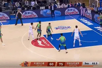 神来之笔！谷泽浴刚过中线 骑马射箭单手抛出压哨三分命中！