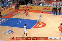 可惜！周琦倒地各种拼抢&以一敌二保护住球 赵睿左手上篮不中