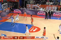 这不字母的招式嘛！麦基一条龙举火烧天暴扣+单臂揽板补扣2+1反超