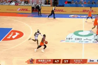 千万别有事！半场最后一攻皮特森突破崴脚受伤 蹦跳着回更衣室了