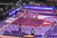 大宝贝可以啊！刘禹彤背身单打 晃肩后仰中投柔和命中！