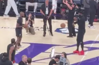 东西双詹！詹姆斯赛前热身搞怪拿球砸向哈登 随后两人热情拥抱