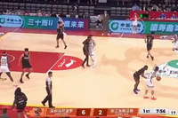 开局就这么激烈！卢鹏羽&雷琼·塔克身体对抗 顶牛有些小冲突