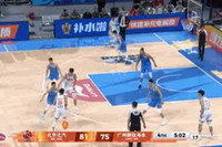 非常不满！陈盈骏追防领到个人第五犯 爆锤广告牌离场