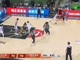 低级失误！祝铭震漫不经心传球 伯顿轻松抢断潇洒左手单臂反扣！